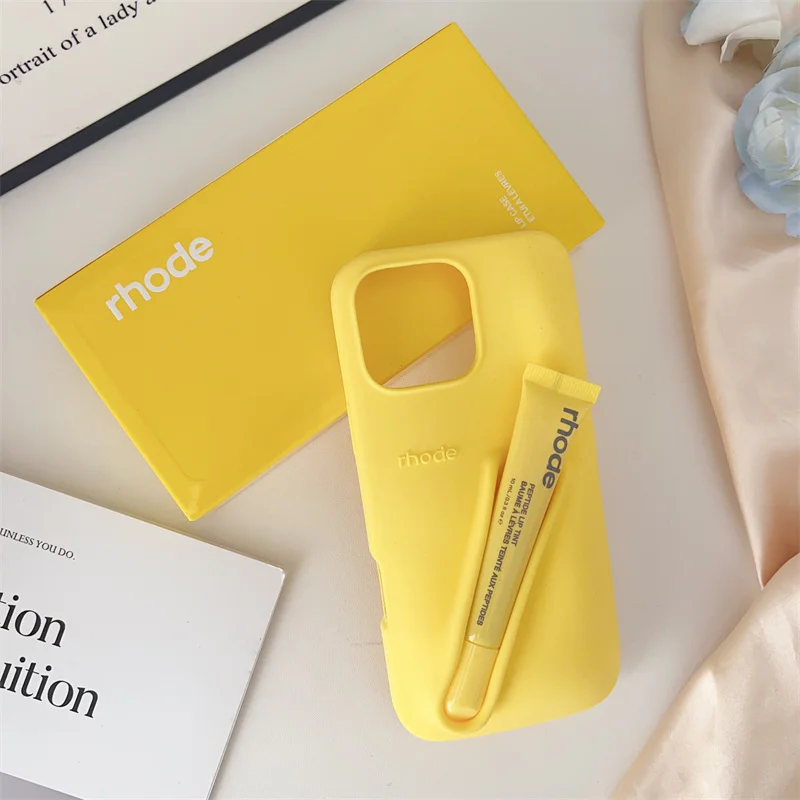 حافظة صفراء جديدة لهاتف آيفون 17 11 12 13 14 15 16 Pro Max Plus حامل ملمع الشفاه أحمر الشفاه غطاء ناعم من السيليكون مع ملمع الشفاه