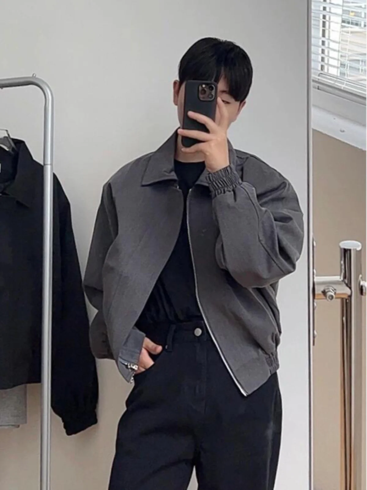 

Мужская демисезонная куртка-пилот с глубокими прорезными карманами и подплечниками, молодежный модный бренд, стильный молодежный дизайн.