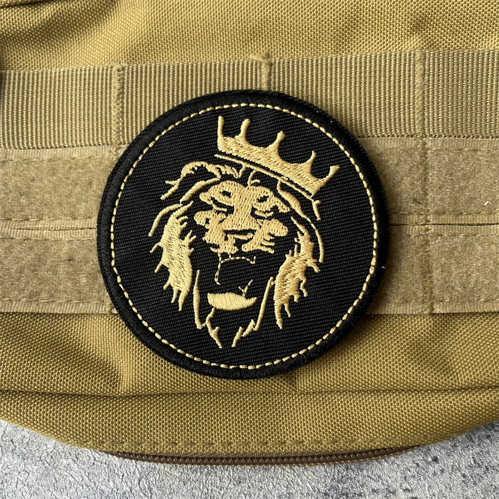 Brazalete táctico Leo con parche bordado de león, gancho y bucle - imagen 3