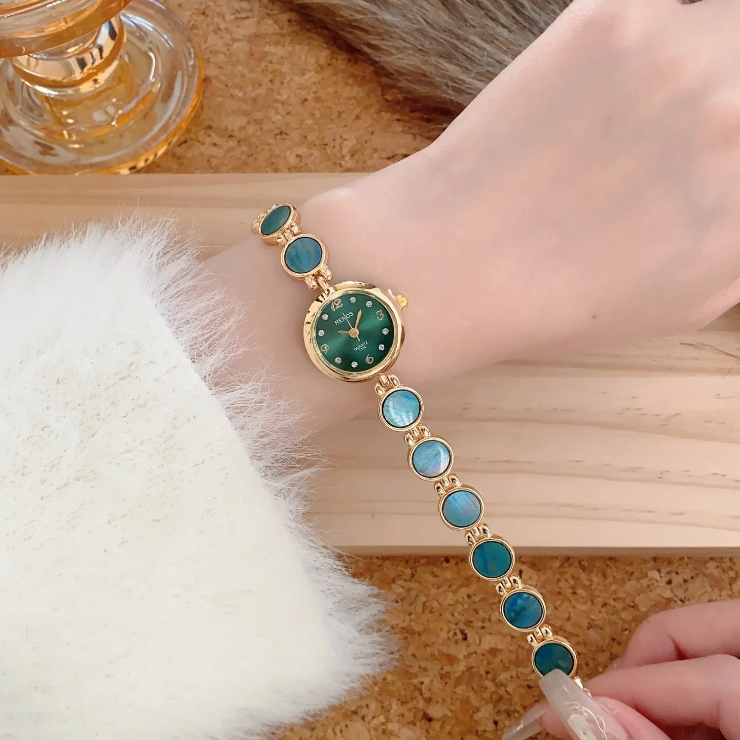 

Elegant Gold Shell Bracelet Women's Watch Fashion Luxury Small Dial Analog Quartz Wristwatches Ladies Clock Dress Watches