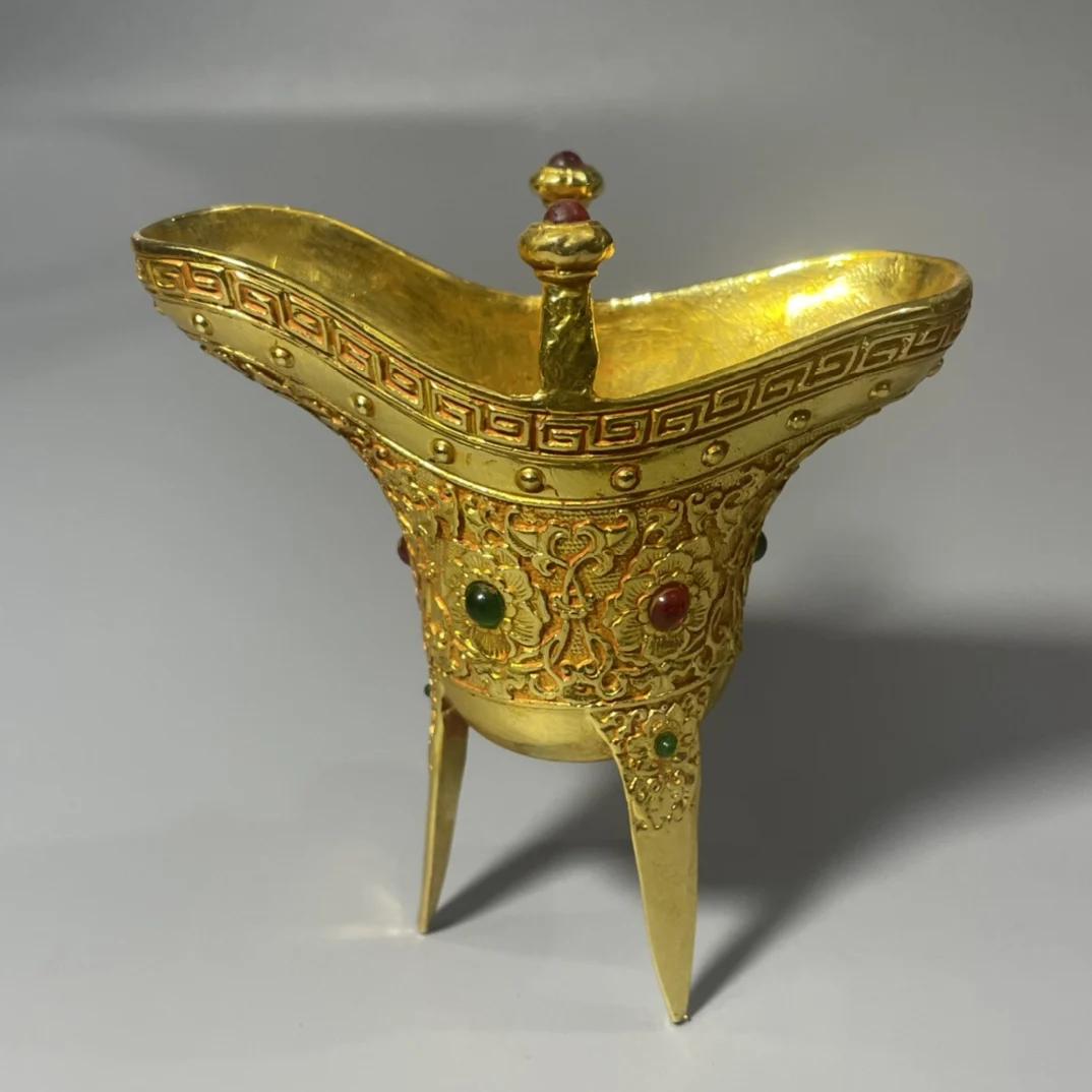 The Exquisite Workmanship of The Gold-plated Gemstone Three Legged Cup is a Beautiful Home Craft With a Beautiful Appearance