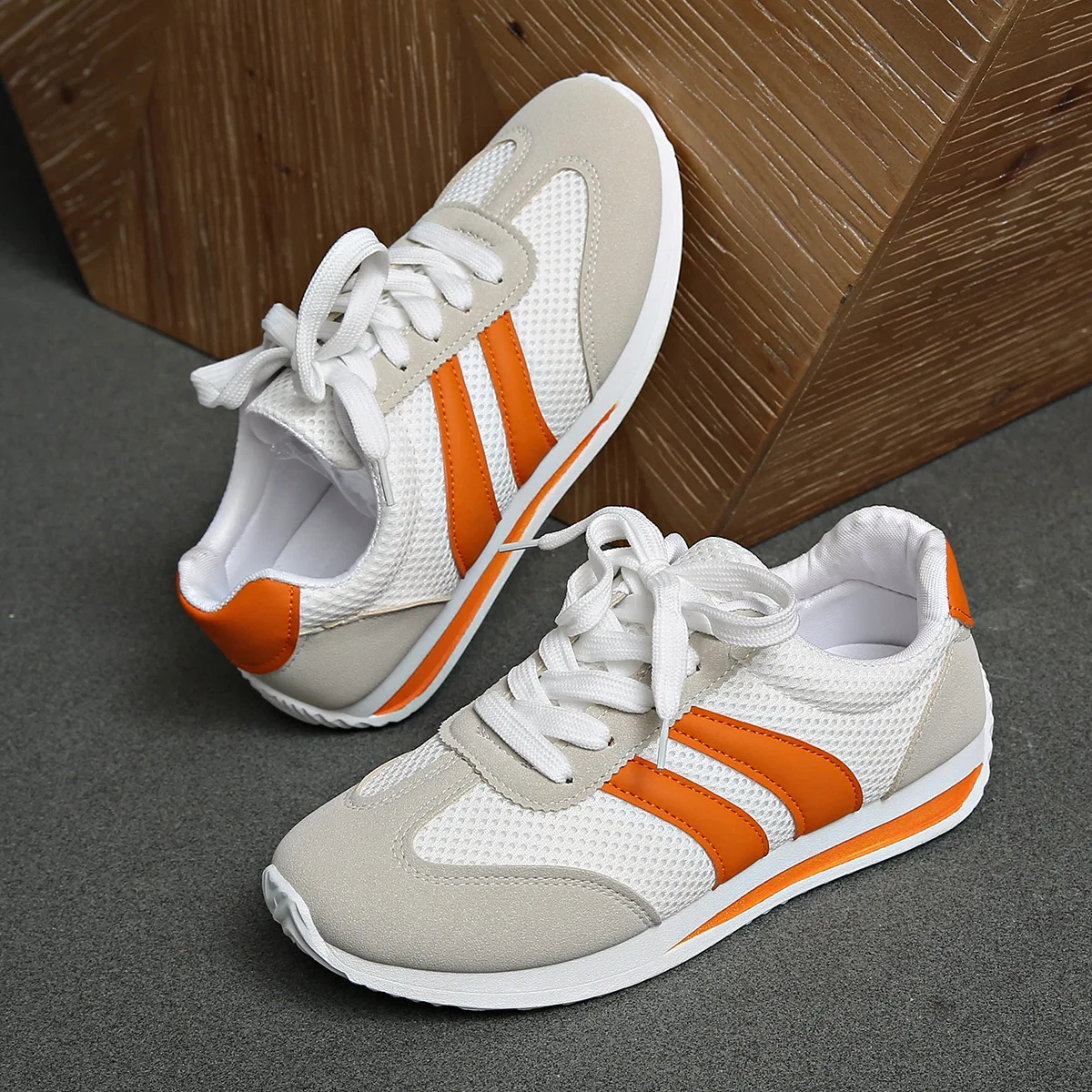 

The new style of large-sized casual sports shoes in 2025, fashionable mesh, versatile flat shoes and white sneakers