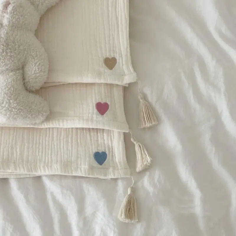 

652F Cotton Baby Burp Cloths with Heart Pattern Lovely Baby Bibs Lightweight & Absorbent Baby Bibs for Mess-frees Feeding