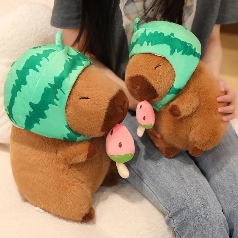 กินแตงโม Capybara ของเล่นตุ๊กตาแตงโมที่ถอดออกได้หมวกตุ๊กตาสัตว์นุ่ม Chubby การ์ตูน Capybala ตุ๊กตาตกแต่งบ้านน่ารัก