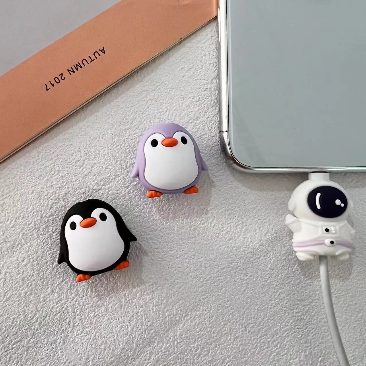 Osłona kabla z kablem z kreskówkową ładowarką USB do ochrony kabla do ładowania błyskawicy iPhone USB