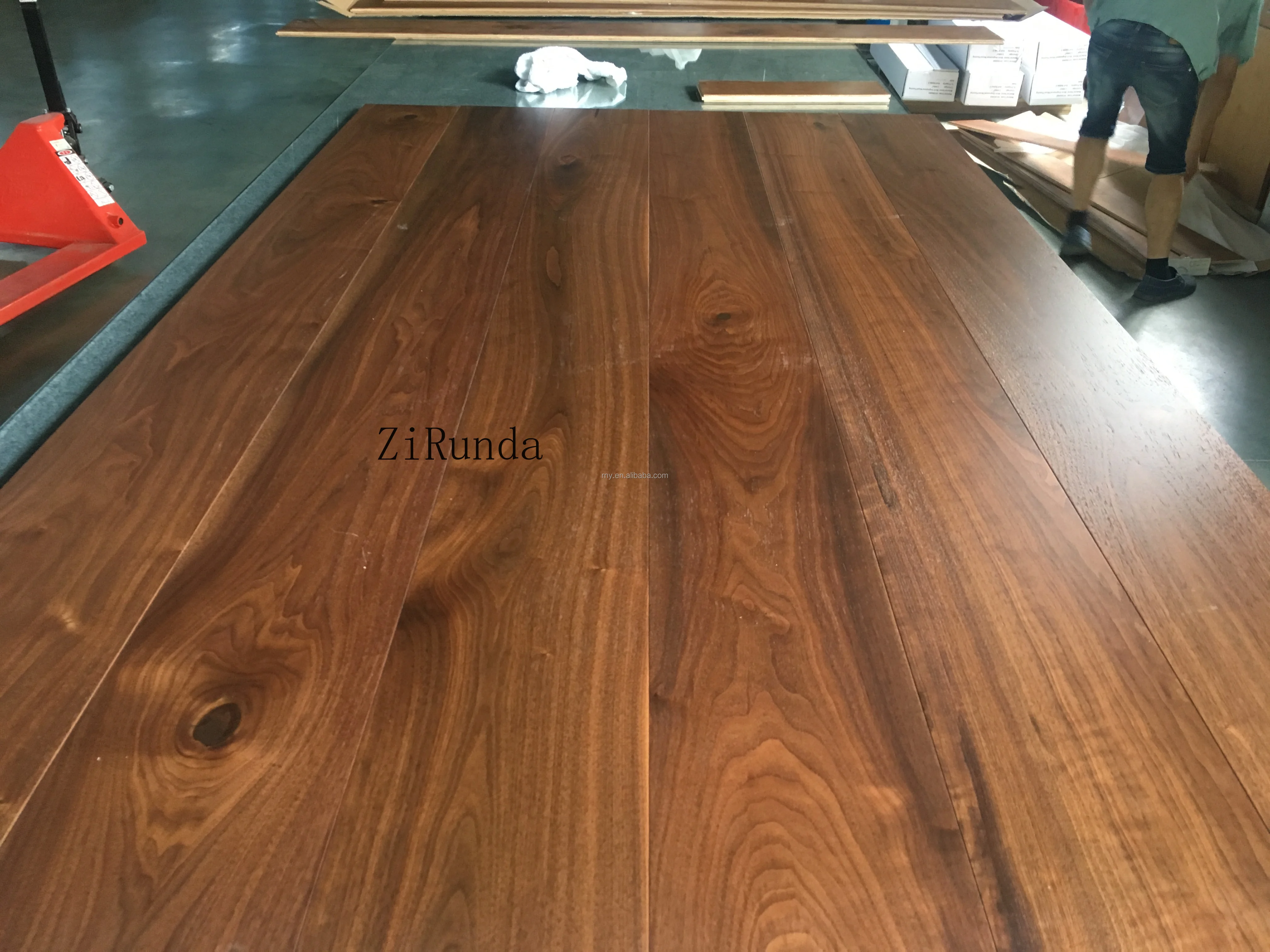 Versión personalizada de piso de madera cepillada de nogal interior, material de nogal negro de estilo europeo