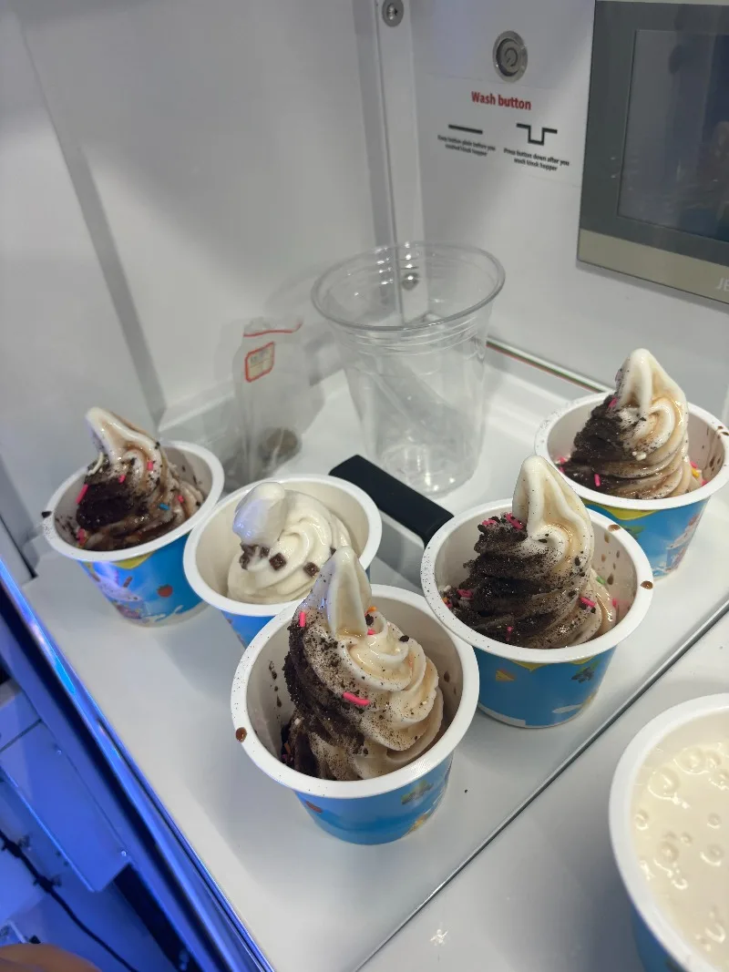 Автоматический аппарат для мороженого Creamy Dream: порционные рожки Express Chill & Thrill и стаканчики Sunny Berry Burst – портативный вендинговый аппарат для детей