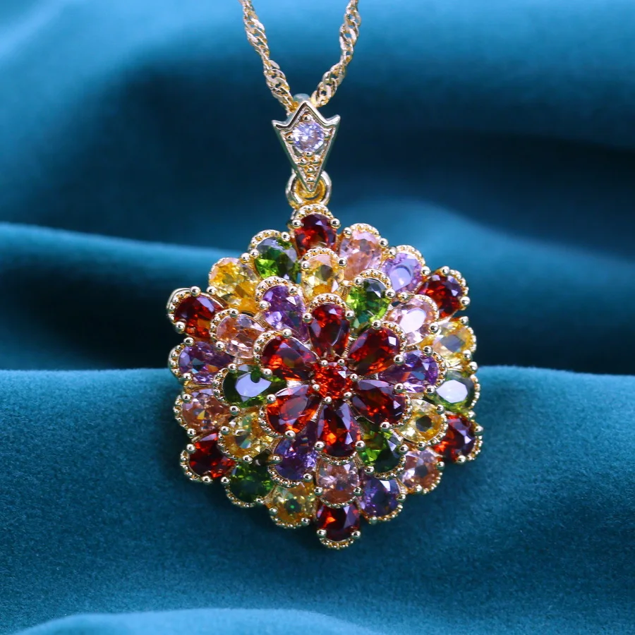 Elegante Halskette mit Anhänger aus synthetischem Zirkonia – 18 Karat vergoldet – perfekt für Hochzeiten, Valentinstag und Weihnachten – Detail 2