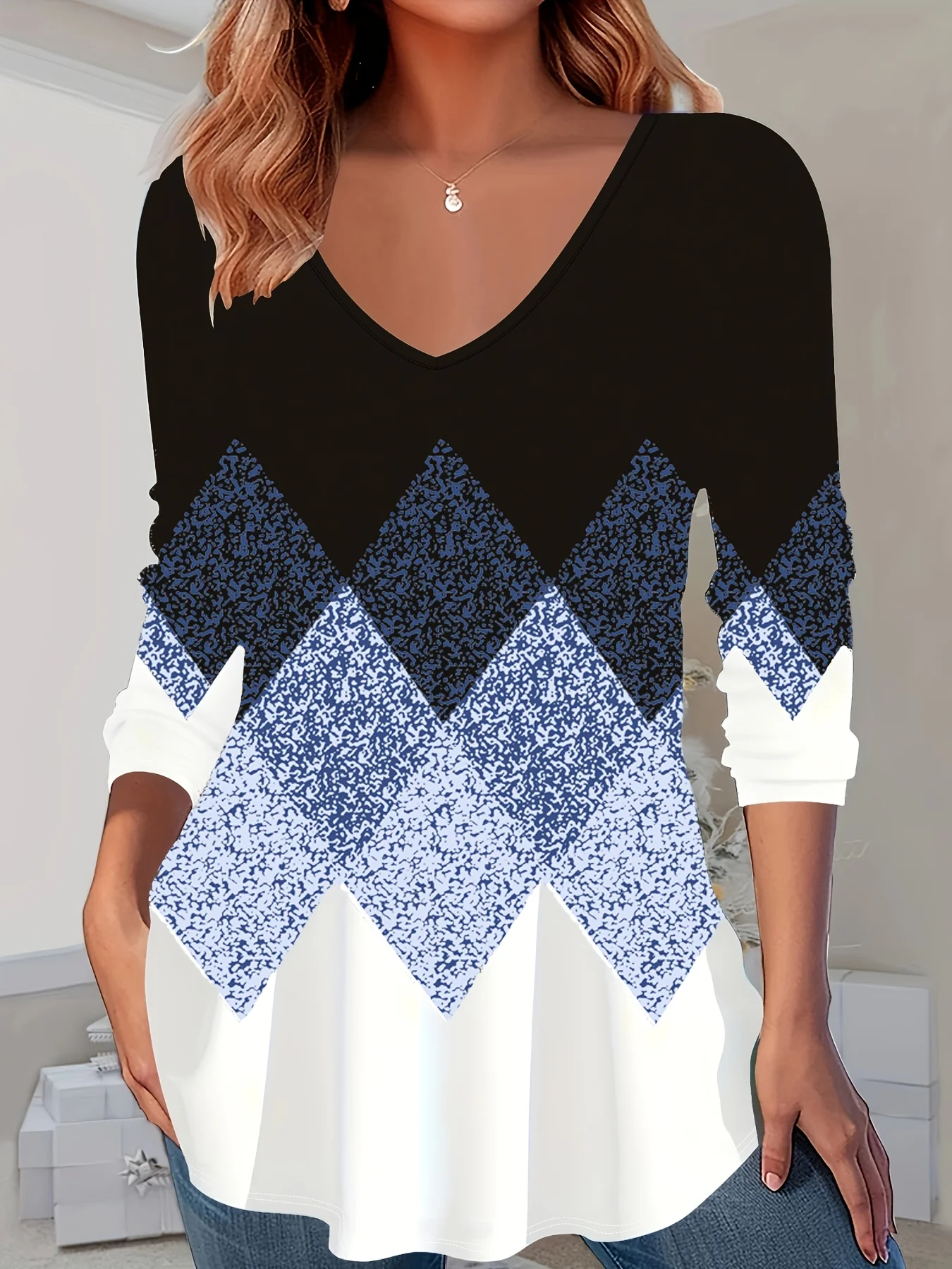 Stilvoller Damen-Pullover in Übergröße mit V-Ausschnitt und elegantem geometrischem Muster für den Alltag – Detail 4