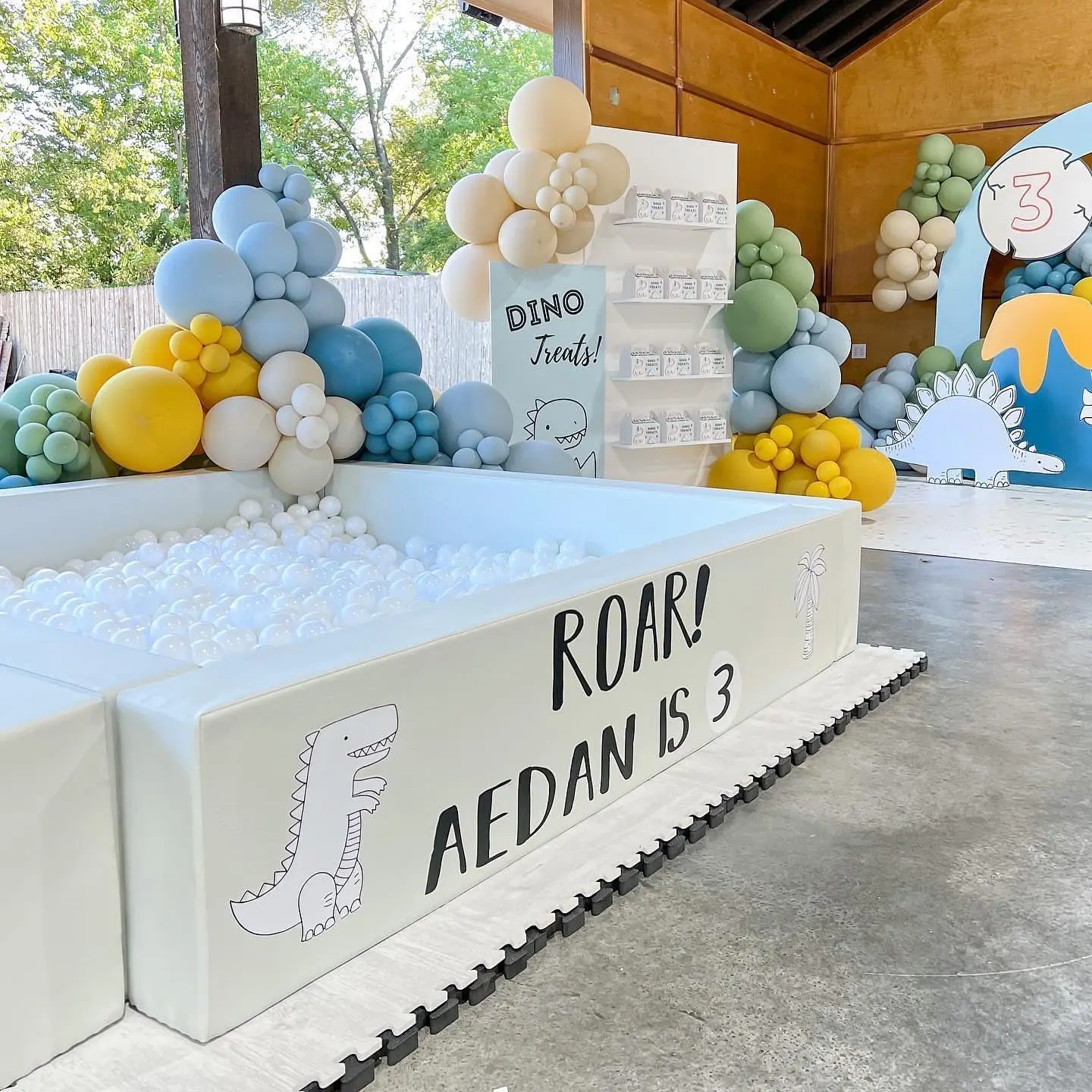 Bolas para niños pequeños, bolas de plástico para pelota, parque infantil, piscina, decoración de fiesta Pastel para bebés, 100 bolas blancas + blancas perladas