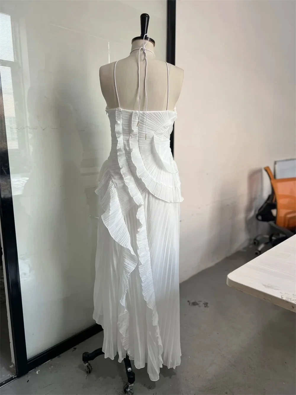 Customized off-shoulder white wedding dress with three-dimensional ruffled full flowing skirt and lightweight soft fabric. Adjus