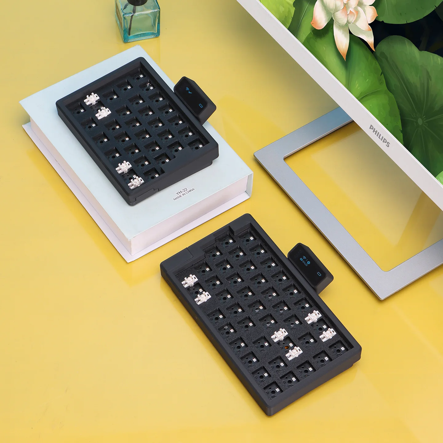 Offsetkey 70 لوحة مفاتيح مقسمة لكرة التتبع اللاسلكية مع عصا التحكم الدوارة وحدة شاشة OLED ZMK البرامج الثابتة بلوتوث كرة المفاتيح ثنائية الوضع