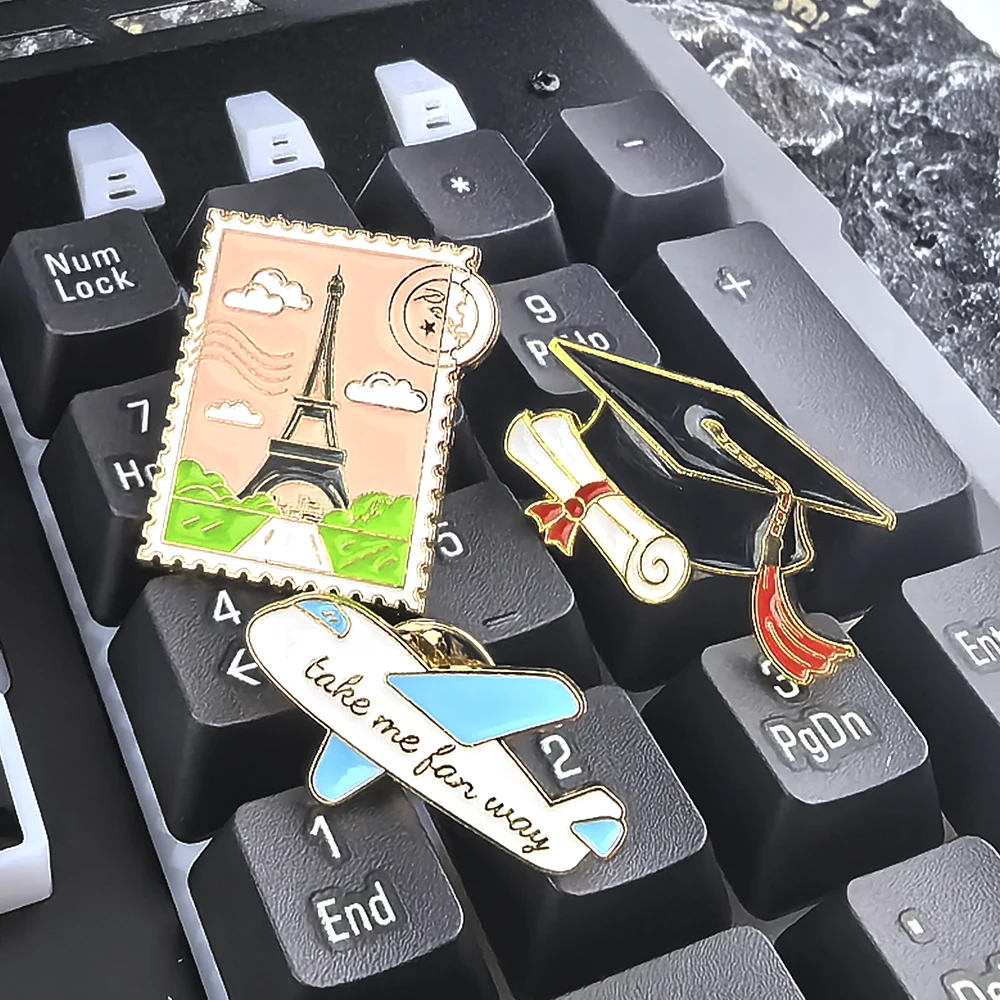 Pin esmaltado con cita de viaje, broches para maleta de la Torre Eiffel del mundo, insignia para ropa, joyería para solapa, regalos para viaje, amigo, venta al por mayor