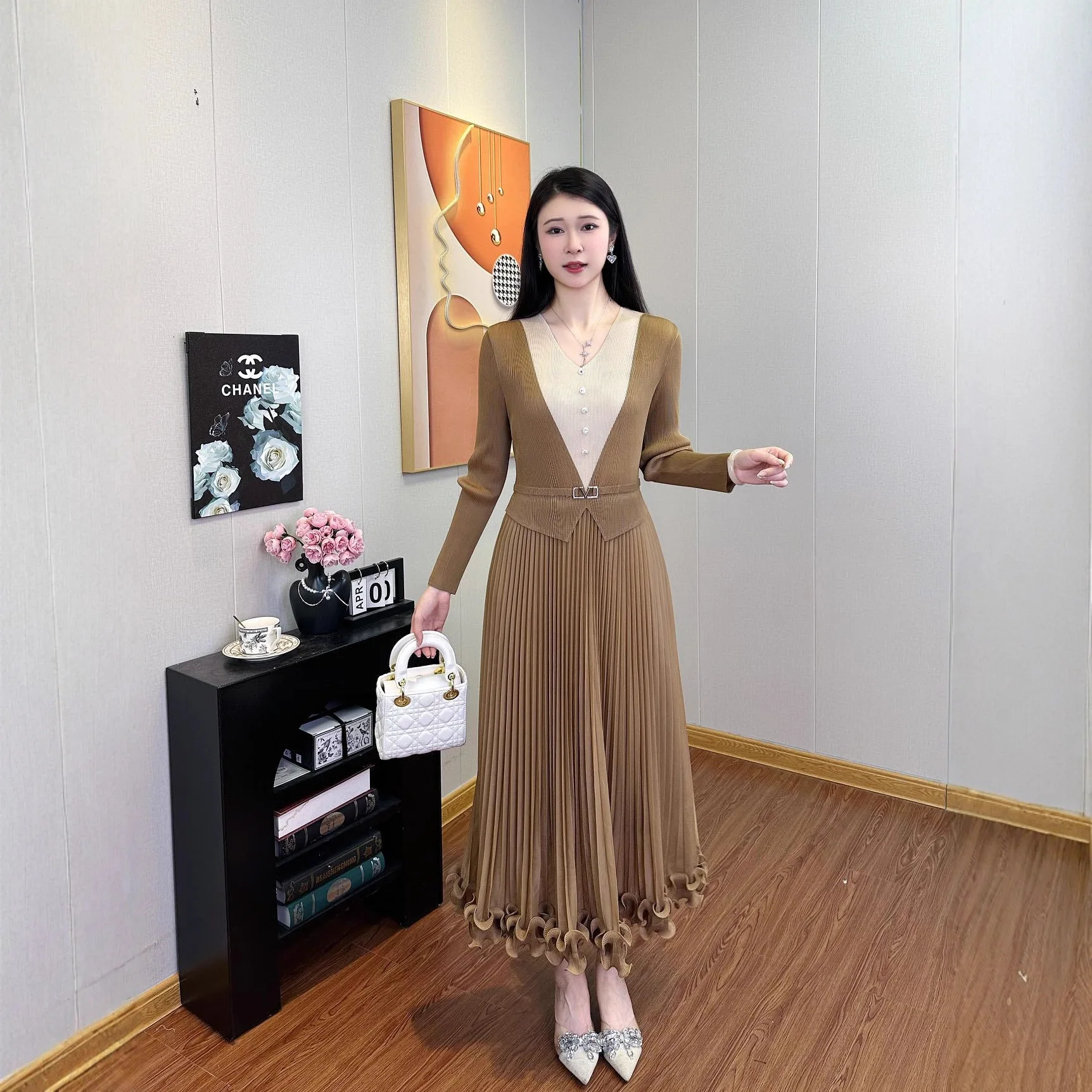 

Miyake Minimalist Style High-End Colorblock V Collar Pleated Women's Dress Autumn New Design Long Sleeve Famale Clothes