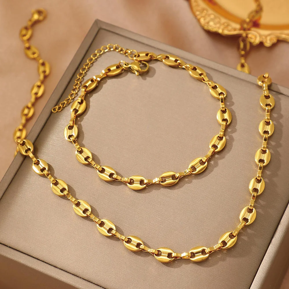 Luxuriöses Mode-Schmuckset aus Edelstahl mit Kaffeebohnen-Halskette und -Armband für Damen und Herren, 18K Vergoldeter Vintage Schweinenasen-Schmuck – Detail 2
