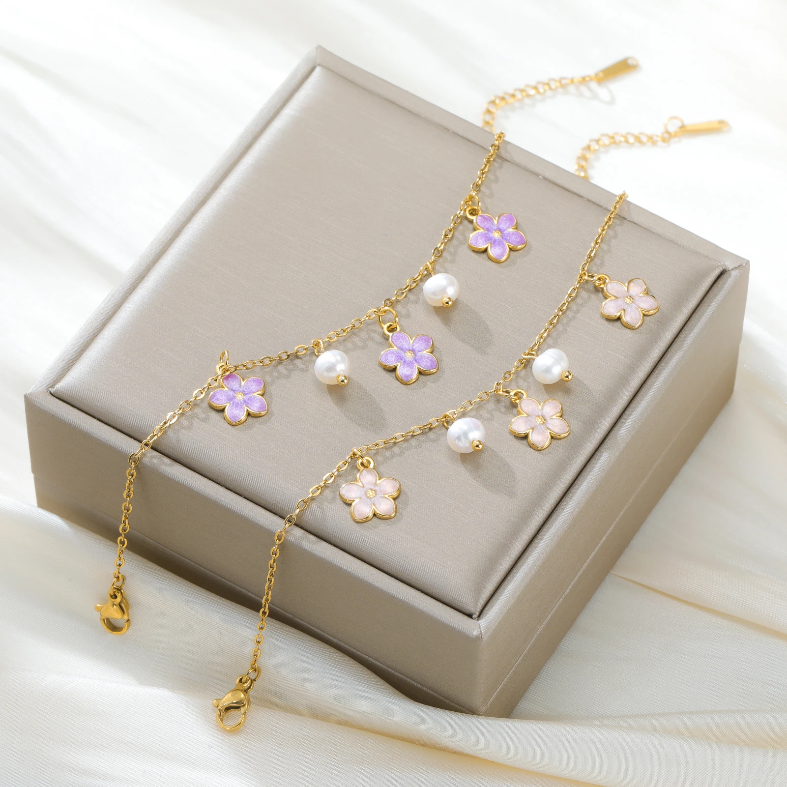 Skyrim Emaille Rosa Lila Blumen Imitationsperlen Charm-Armband Edelstahl Goldfarben Damen-Armbänder Modeschmuck
