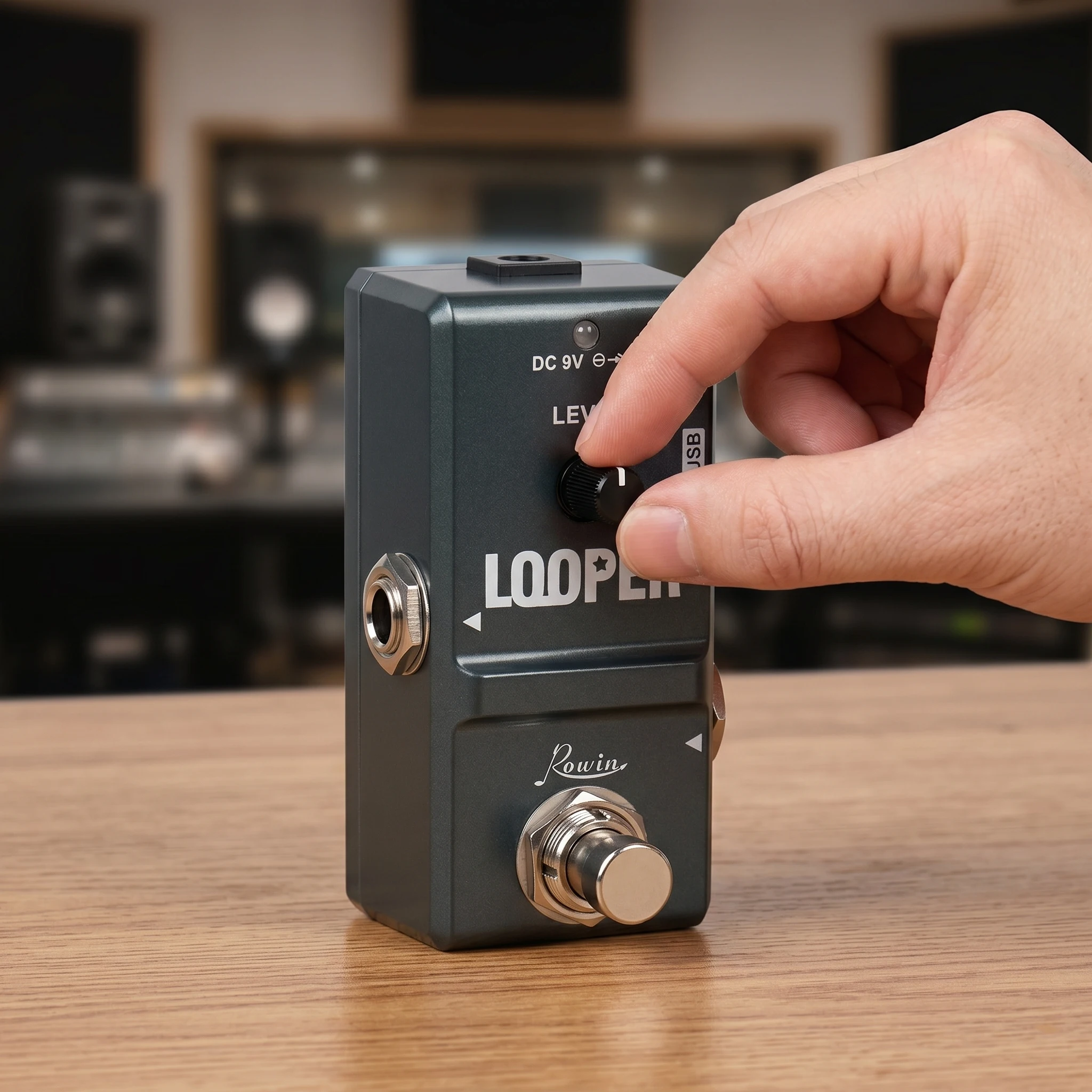 

Rowin LN-332 Looper Pedal, Digital Loop Effect 10mins Looping Unlimited Overdubs USB True Bypass for Electric Guitar Bass Stage