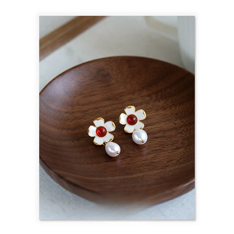 

European and American niche simple natural pearl red agate white dripping flower earrings earrings