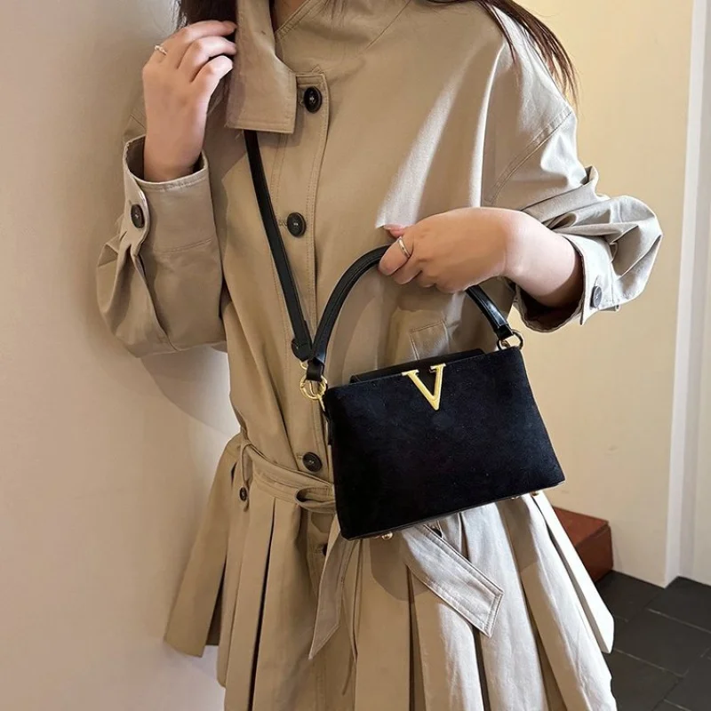 

Elegant Ladies Messenger Bag Made Of Fine Leather Boasting Trendy High-End Daily Look​