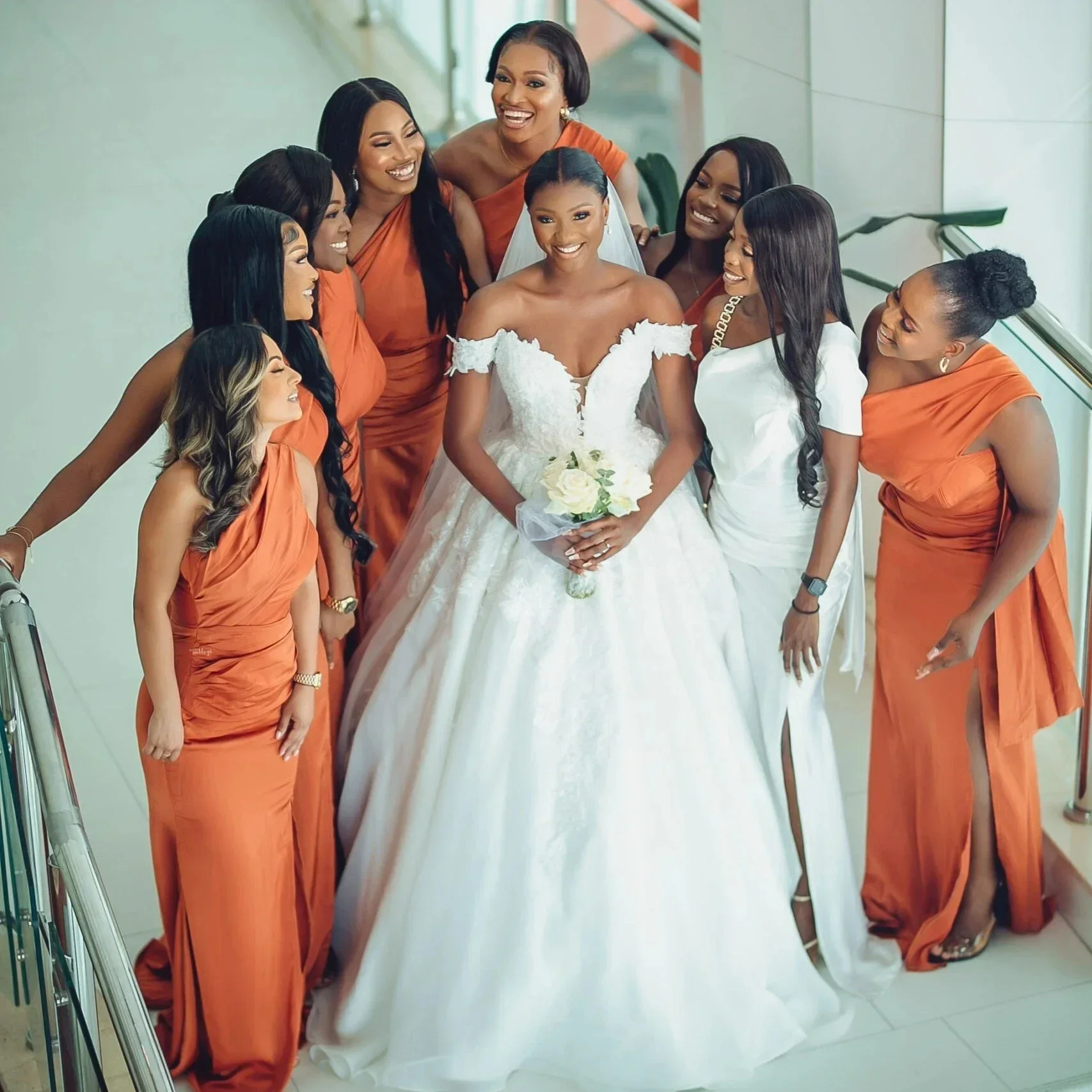 Suknia ślubna z błyszczącymi aplikacjami z koronki, suknia balowa, rozmiar plus size, do kościoła, z odkrytymi ramionami.