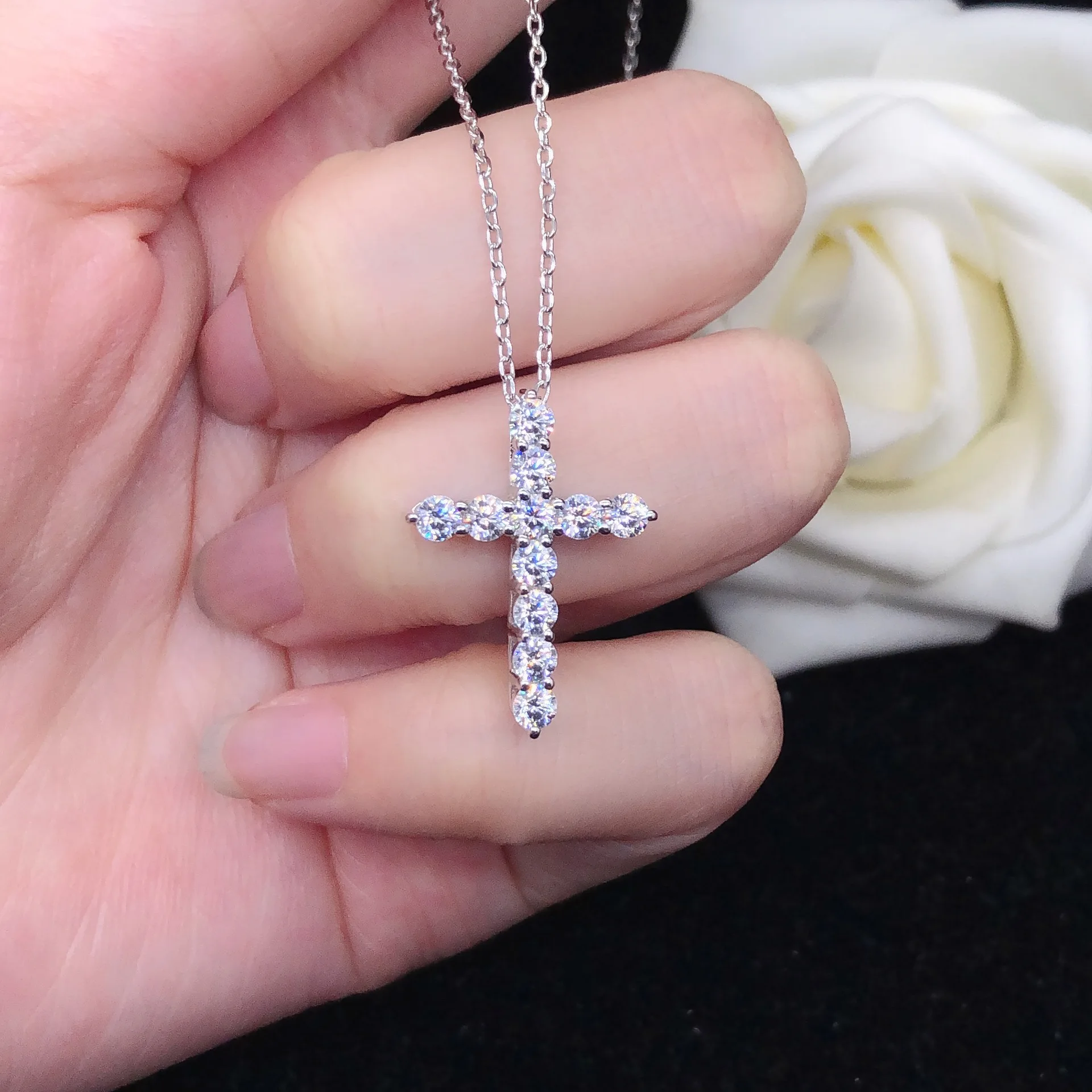 

PT950 Platinum Ladies' Necklace, Showcasing Shimmering Moissanite in Cross Design