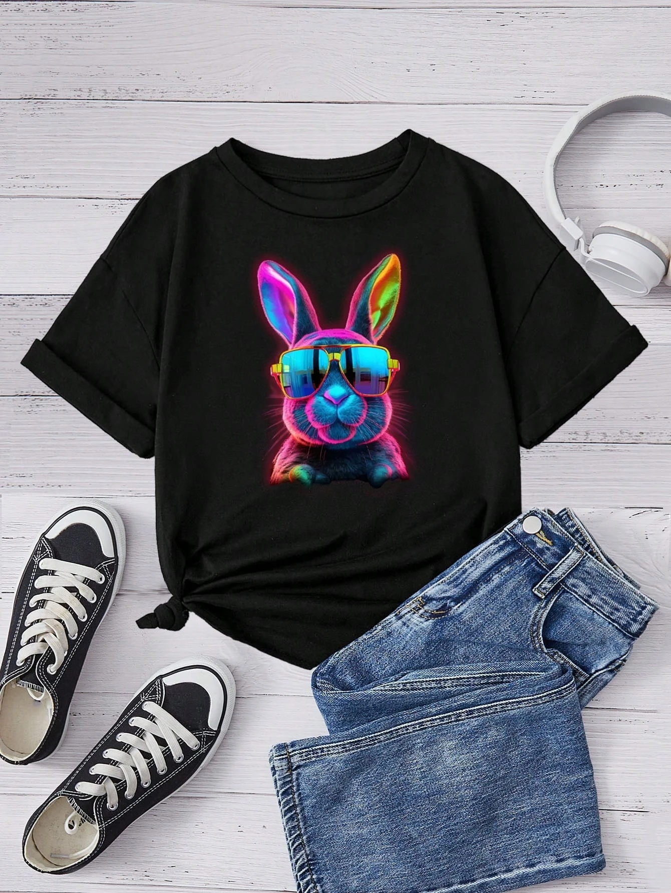 تي شيرت رجالي برسومات أرنب عيد الفصح النيون - أسود مع طباعة باستيل أخضر ووردي فضفاض وأكمام قصيرة ورقبة دائرية