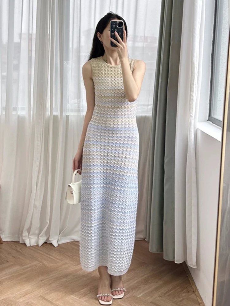 Novedad de verano, vestido de punto a rayas degradadas a la moda para mujer, vestido francés elegante sin mangas con huecos, vestido largo informal para vacaciones