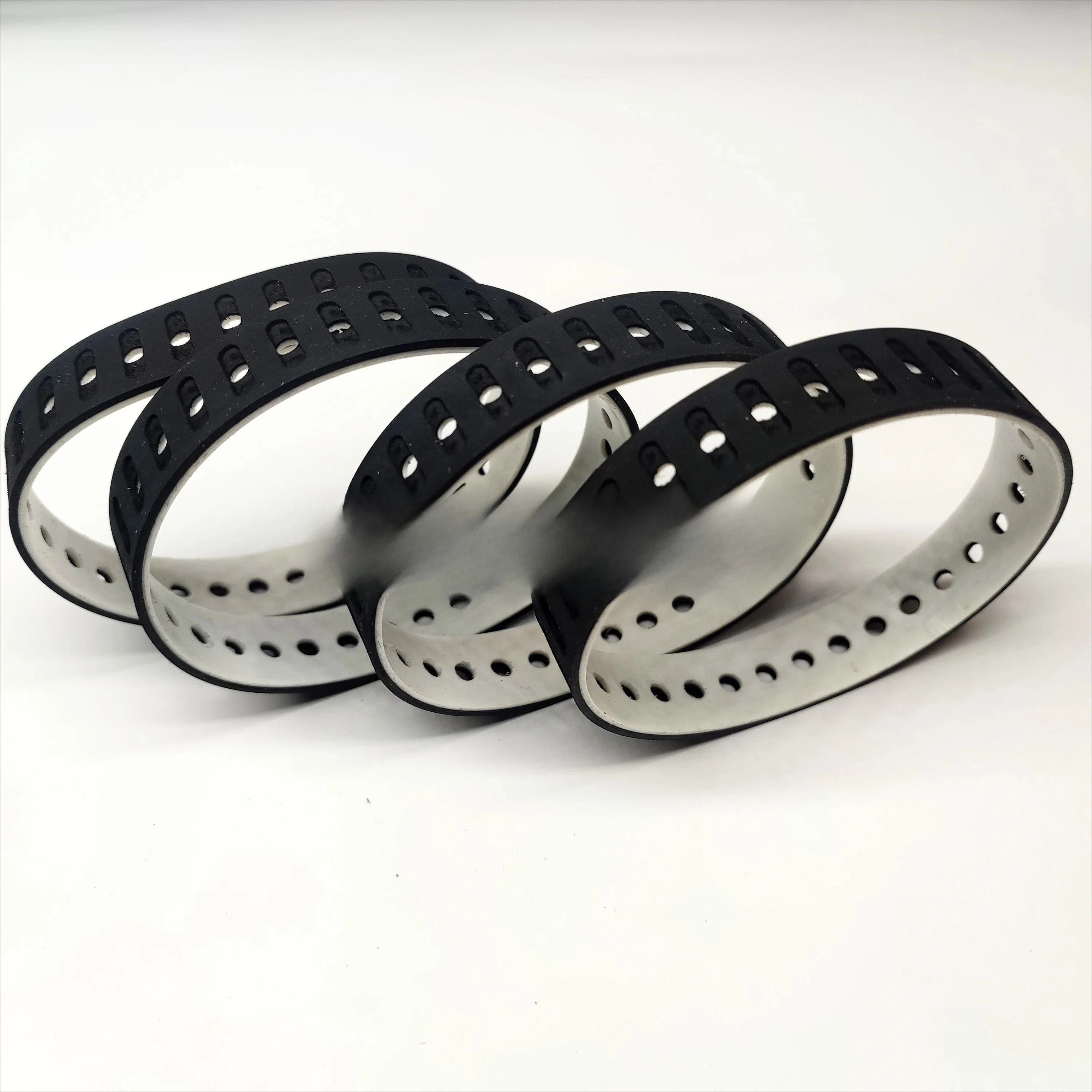 

4PCS High Quality P7721771 Slotting Slow Down Belt 235X16X2.3mm Or 235X15.5X2.3mm 32 Holes For KBA 105 Offset Printing Parts