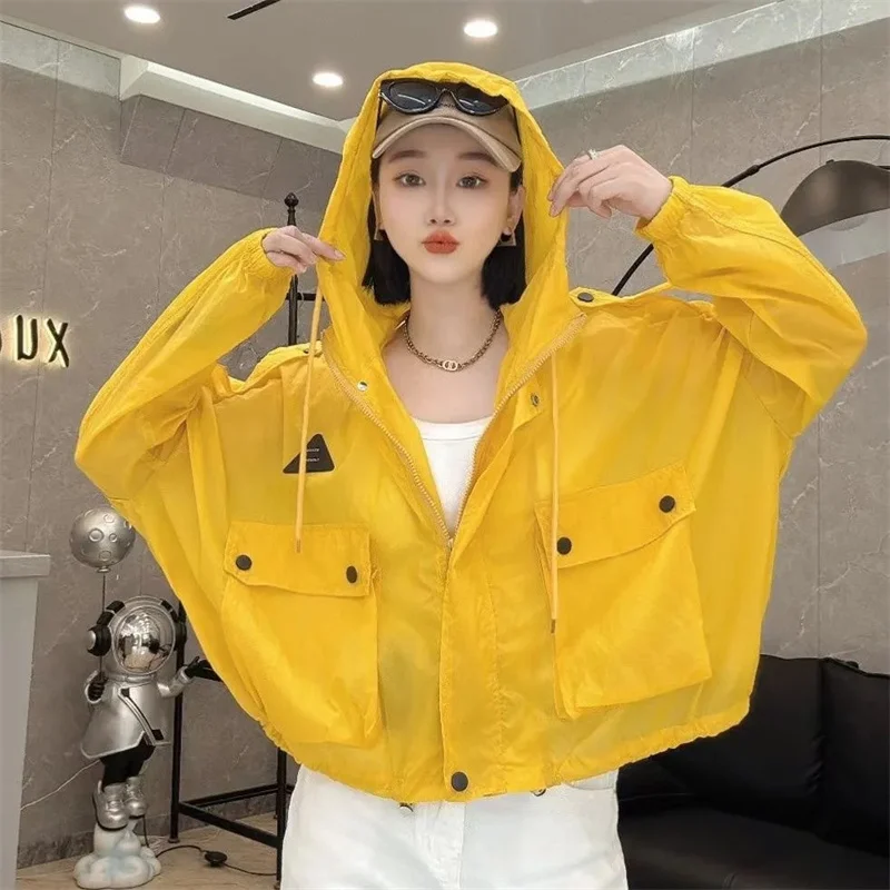 Nueva ropa de protección solar para mujer verano 2025 nueva gorra grande informal versátil suelta delgada a prueba de viento chaqueta resistente a los rayos UV abrigo Top