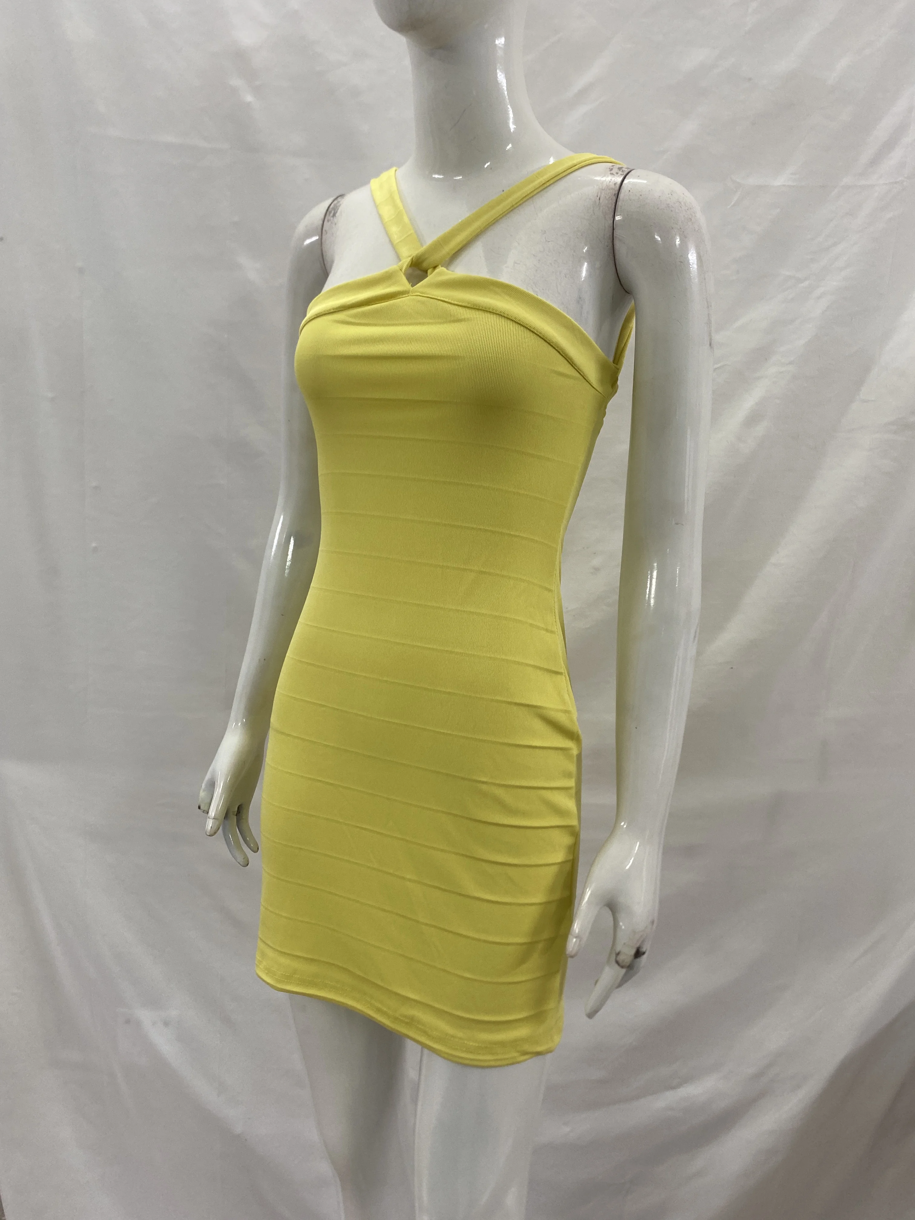 Sommermode, einfarbiges Kleid mit Bandagen-Design, Neckholder, freiliegender Rücken, schmal geschnitten, hüftumschmeichelnd, sexy. – Detail 6