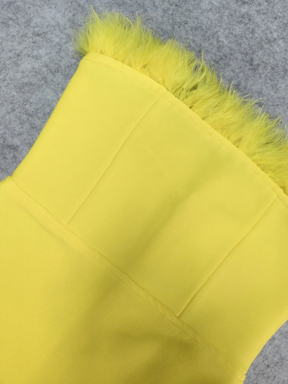 Sexy kwaliteit gele vrouwen veren bandagejurk zomer 2025, luxe vintage strapless backless bodycon avondjurken