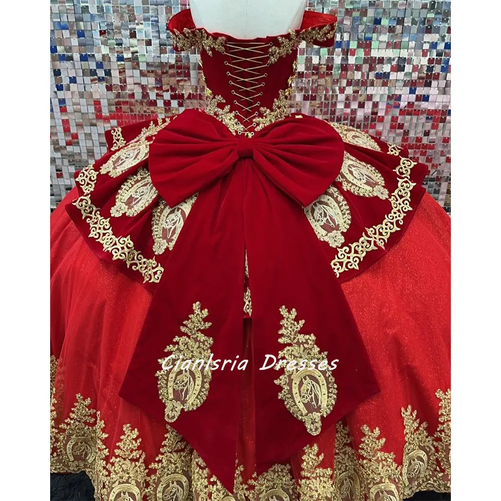 レッドベルベットフリルリボンキンセアニェーラドレスボールガウンオフショルダーゴールドアップリケコルセットスイート15 Vestidos De Quinceañera