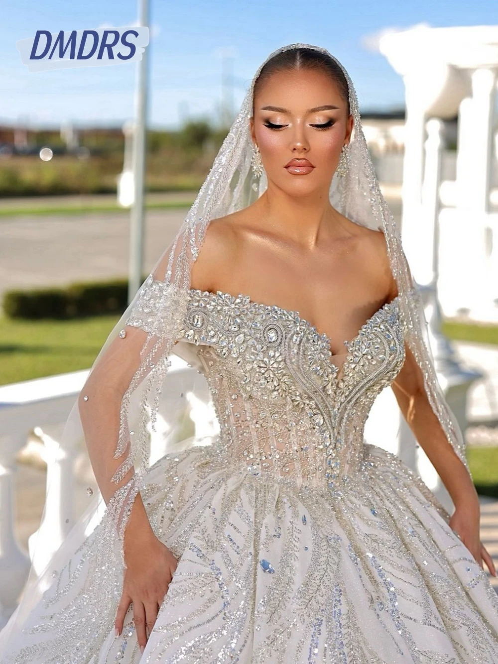 

Delicate Crystals Women Wedding Dress Shiny Ball Gown Off the Shoulder Lace Up Back Luxury Elegant Bridal Gown Customized