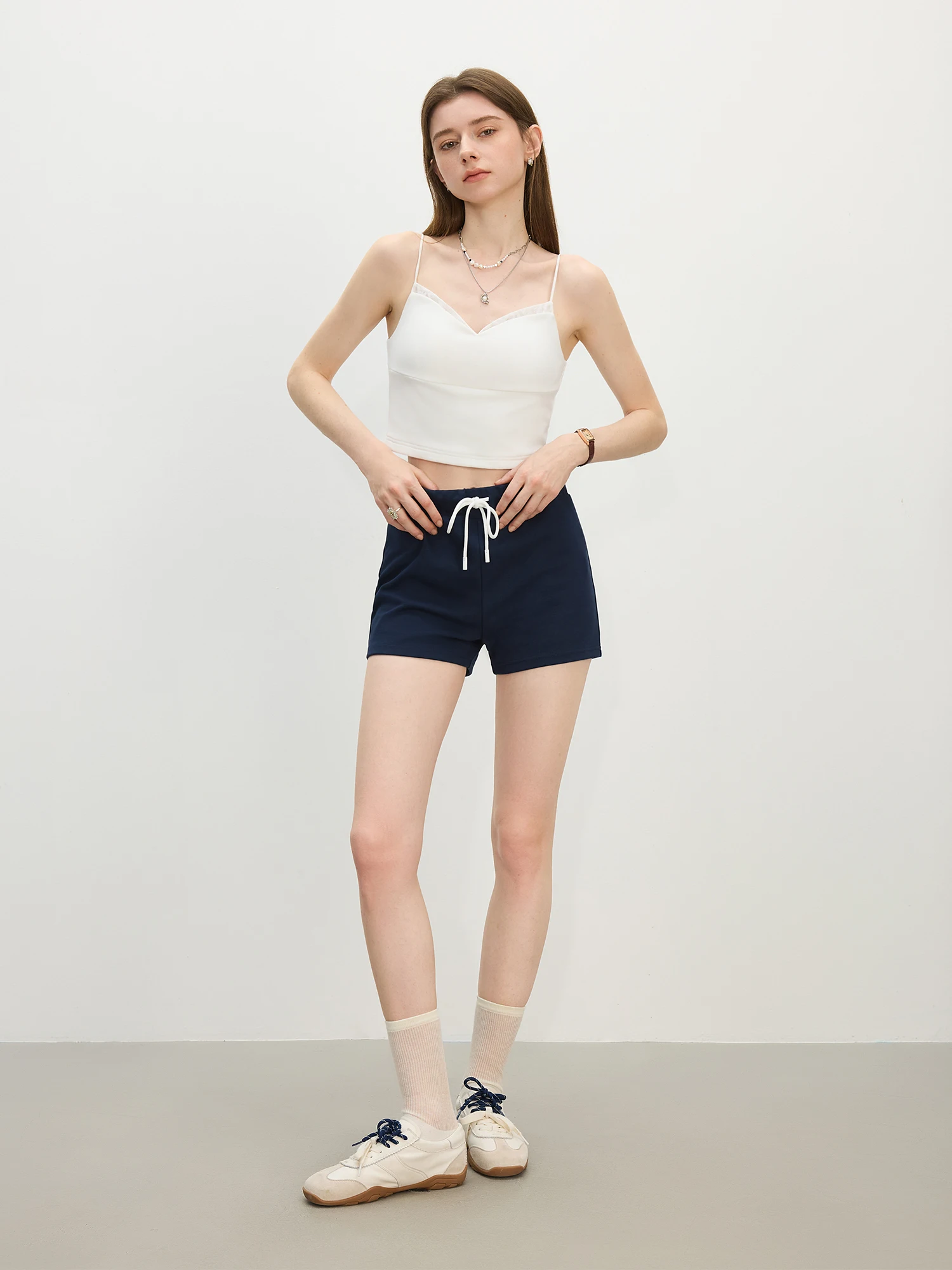 FSLE Athflow Pantaloncini lavorati a maglia stile sportivo per le donne Estate 2025 Nuovo arrivo Pantaloni attillati casual versatili Blu navy 25FS12700