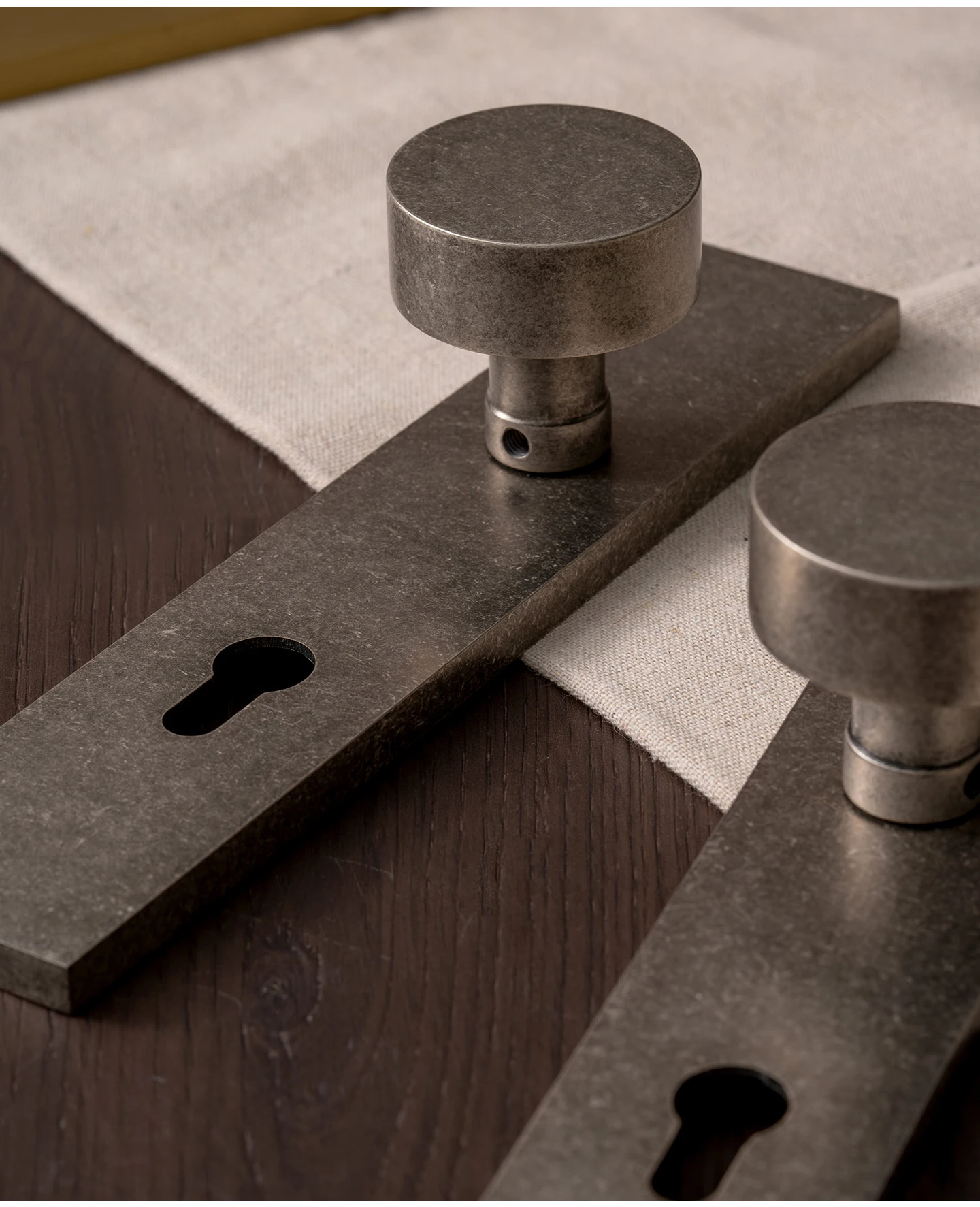 DOOROOM Messing-Türschloss im Vintage-Silber-Look, integrierte Schlosspaneele, Innentürschloss, dekoratives Schloss, Durchgangsschloss – Detail 4