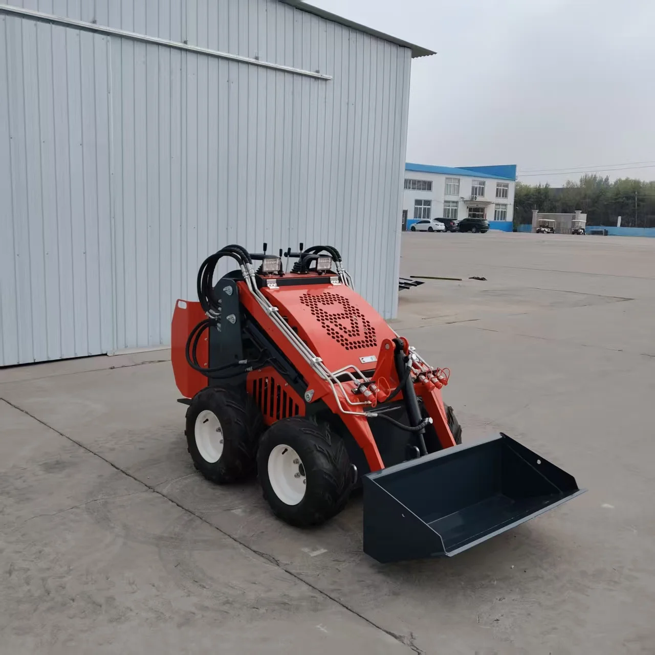 جرافة انزلاقية صغيرة للغابات 600 كجم جرافة صغيرة مع جرافة انزلاقية هيدروليكية دلو #6