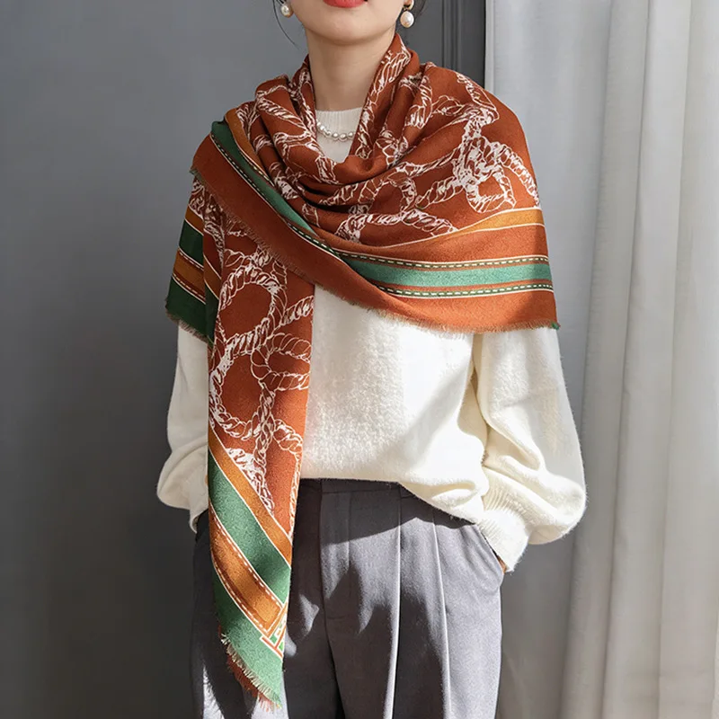 

Новый большой квадратный шарф 130x130 см для весны и осени 2026 года, в европейском и американском стиле, элегантный шарф с цепочным узором для женщин, модный аксессуар