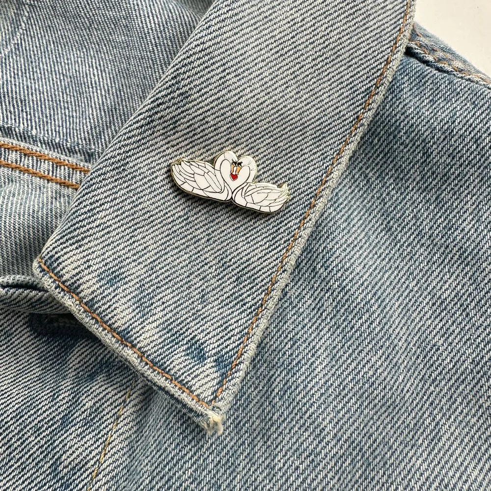 Romantische Paar-Schwan-Herz-Form Emaille-Brosche, Goldumrandete Zwillingsschwäne mit Rotem Herz, Anstecknadel, Rucksack-Accessoire, Urlaubsgeschenk – Detail 7