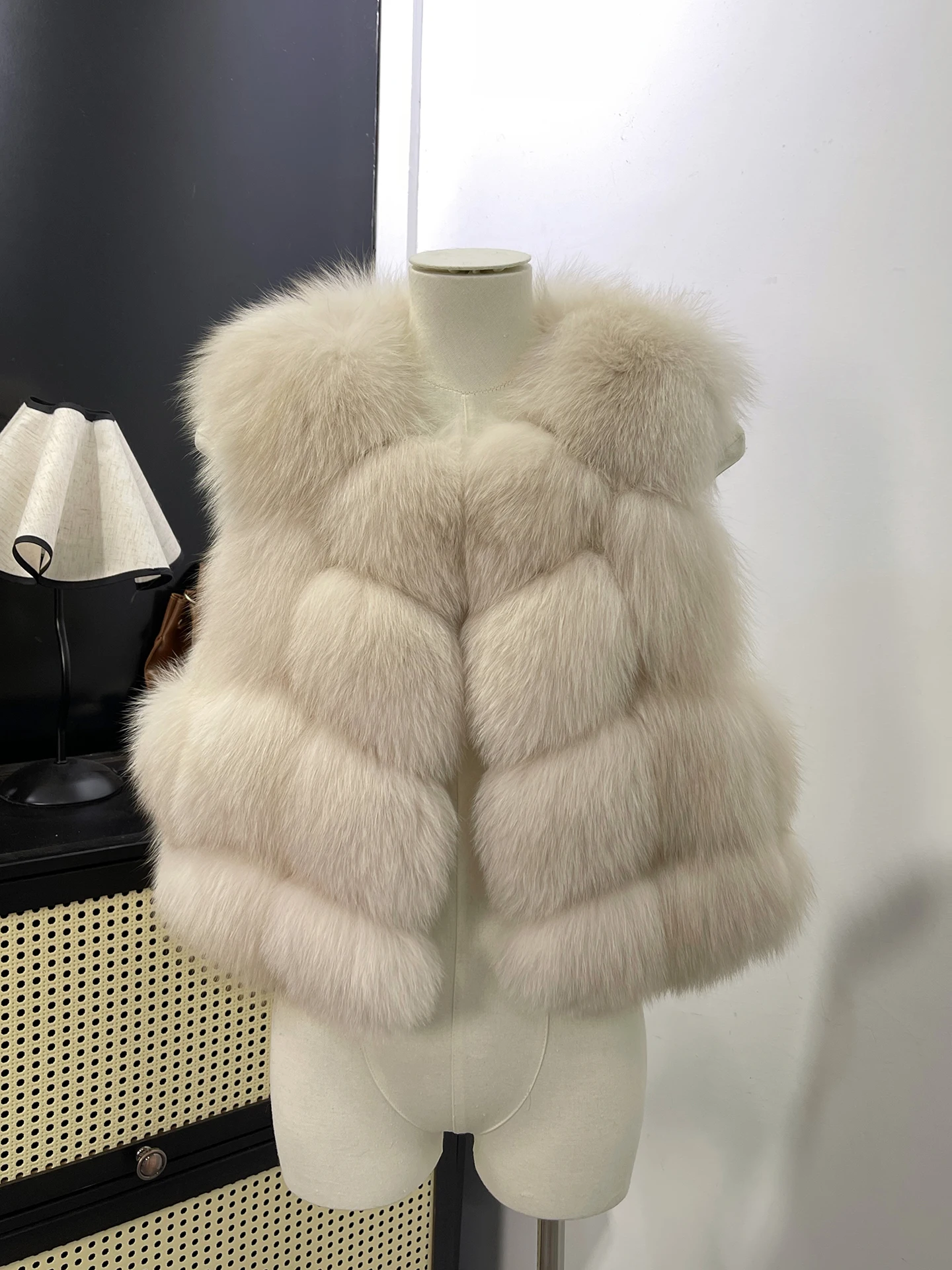 Fur fox fur vest women's new genuine fur coat short high-waisted vest, light luxury and high-end