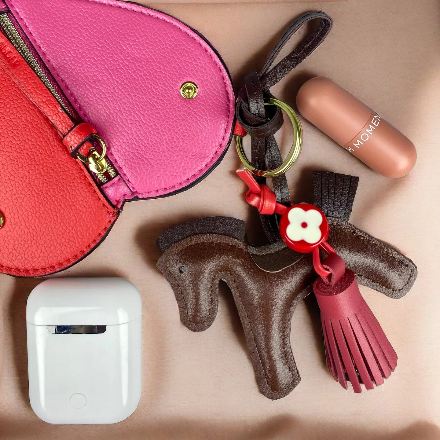 Encanto de bolso Pony de cuero con flecos y cuentas | Elegante llavero de caballo marrón para bolso, bolso de mano, accesorio Boho Chic, cuero PU