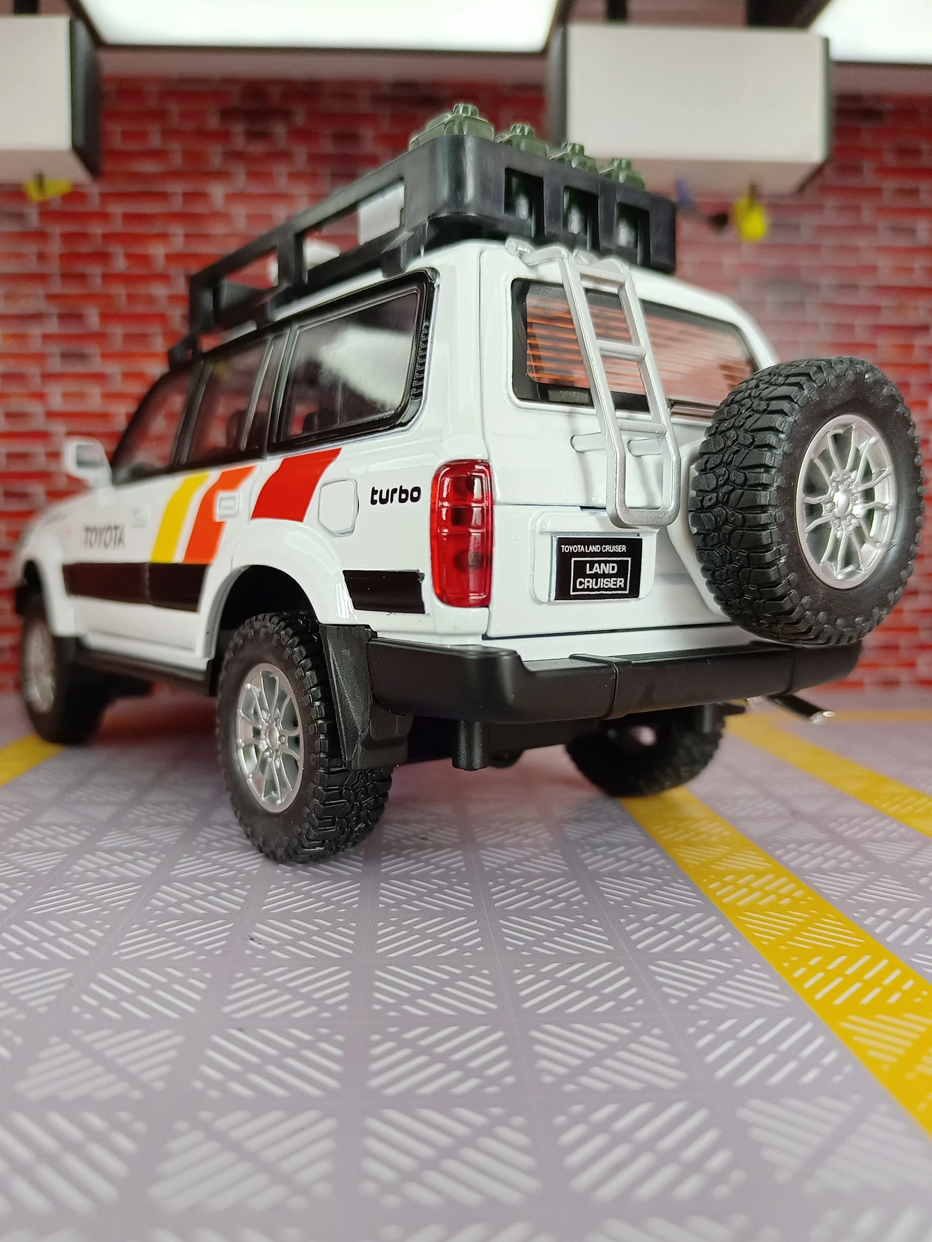 

1:24 Land Cruiser LC80 alloy off-road vehicle model steering shock absorption children's toy door can be opened fine workmanship
