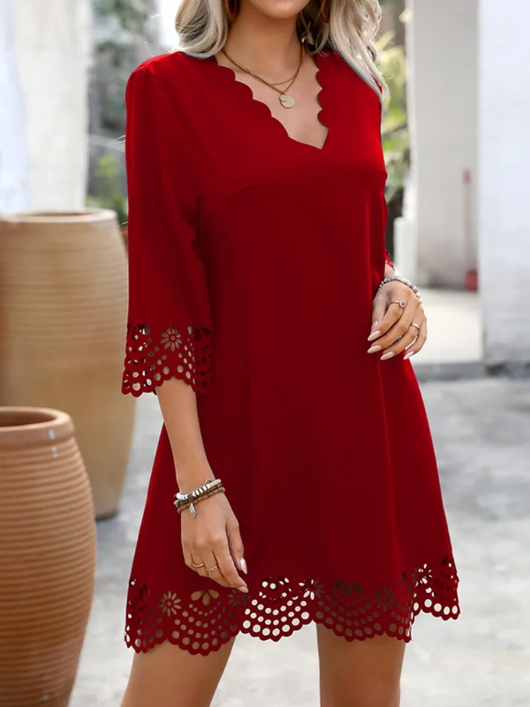 فساتين UOOZEE النسائية الأنيقة المجوفة للحفلات المسائية الصغيرة 2025 فستان مكتب عصري جديد بلون سادة وأكمام واسعة ورقبة على شكل حرف v