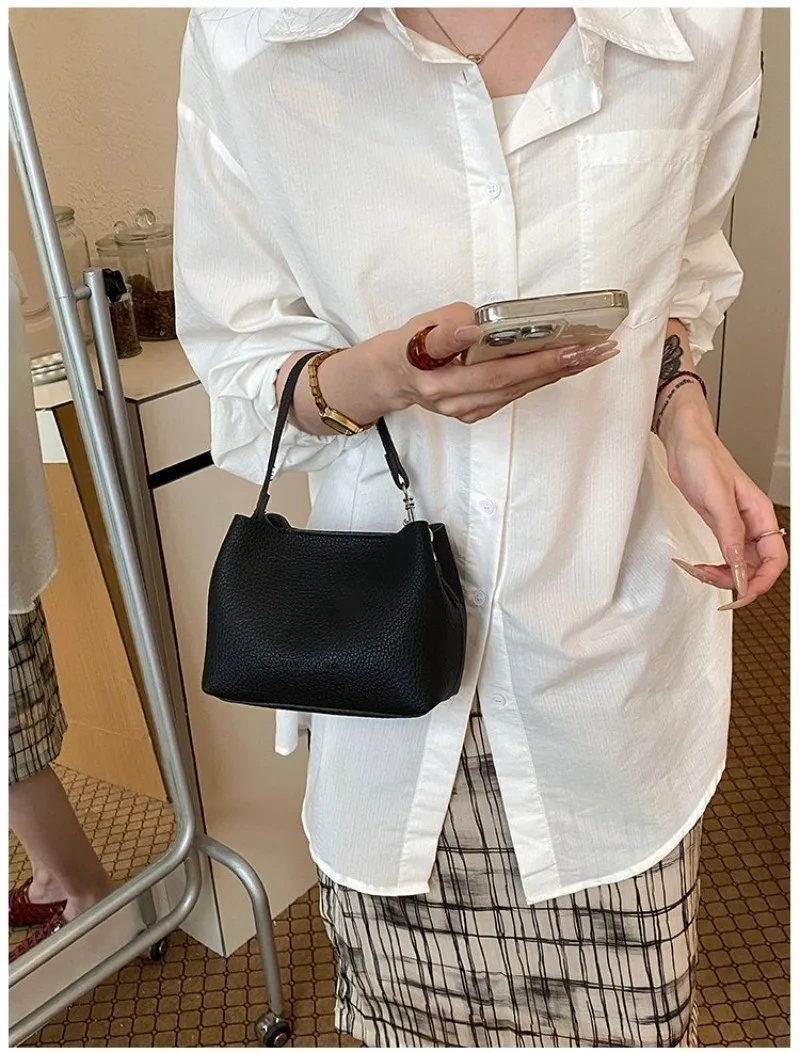 CEEKAY Minimalistische Mini-Eimertasche aus genarbtem, lederähnlichem Leder mit Aufdruck, leicht und tragbar, als Umhängetasche oder Schultertasche für Kaffeebraun – Detail 27