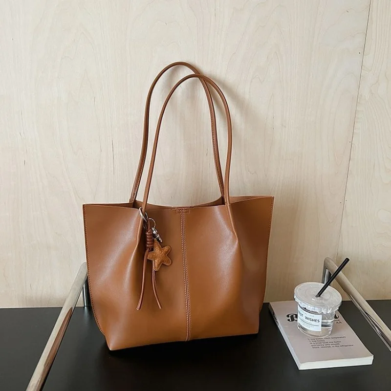 

High-End Ladies Hand Bags Crafted From Waxed Leather Boasting Trendy Commuter Design And Famous Long-Lasting Style ​