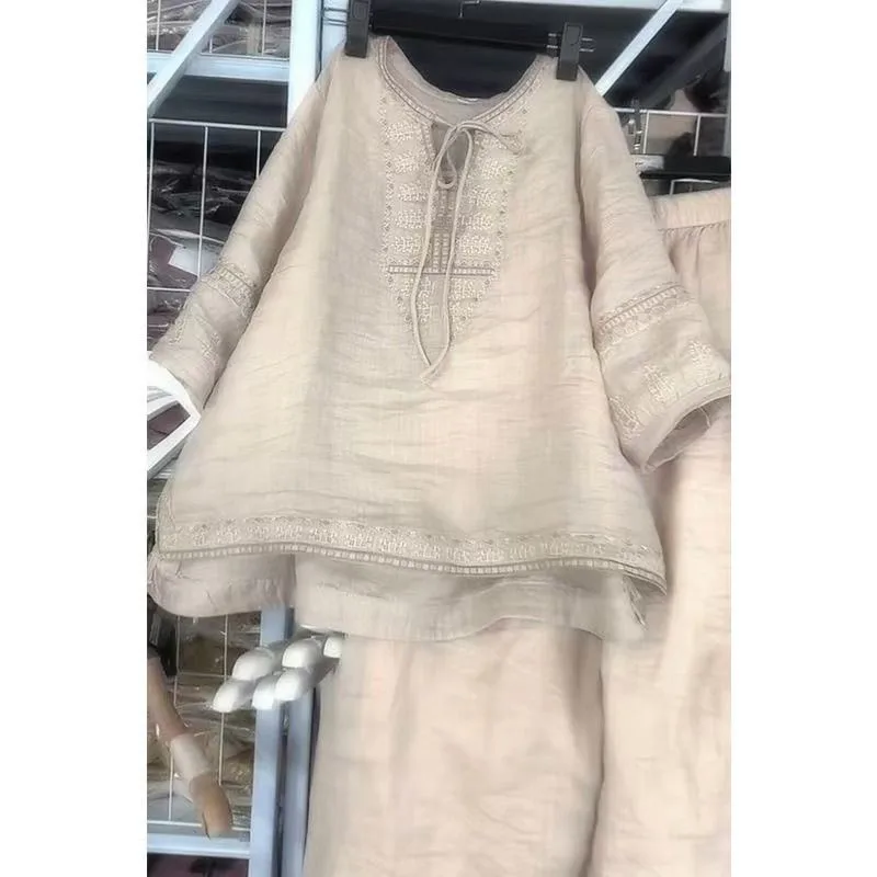 2025 ربيع جديد للمرأة 2 قطعة مجموعة النمط الصيني فضفاض مرونة الخصر واسعة الساقين سراويل تقليدية وبلوزة التطريز الجانبية سبليت #1