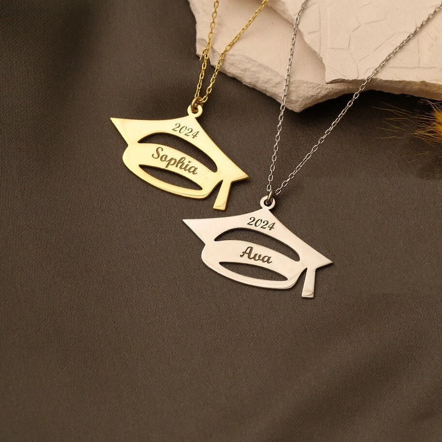 Aangepaste 2024 Afstudeernaam Ketting Vrouwen Mannen Sieraden Gepersonaliseerde Roestvrij Staal Afstudeerhoed Ketting Klasgenoot Geschenken