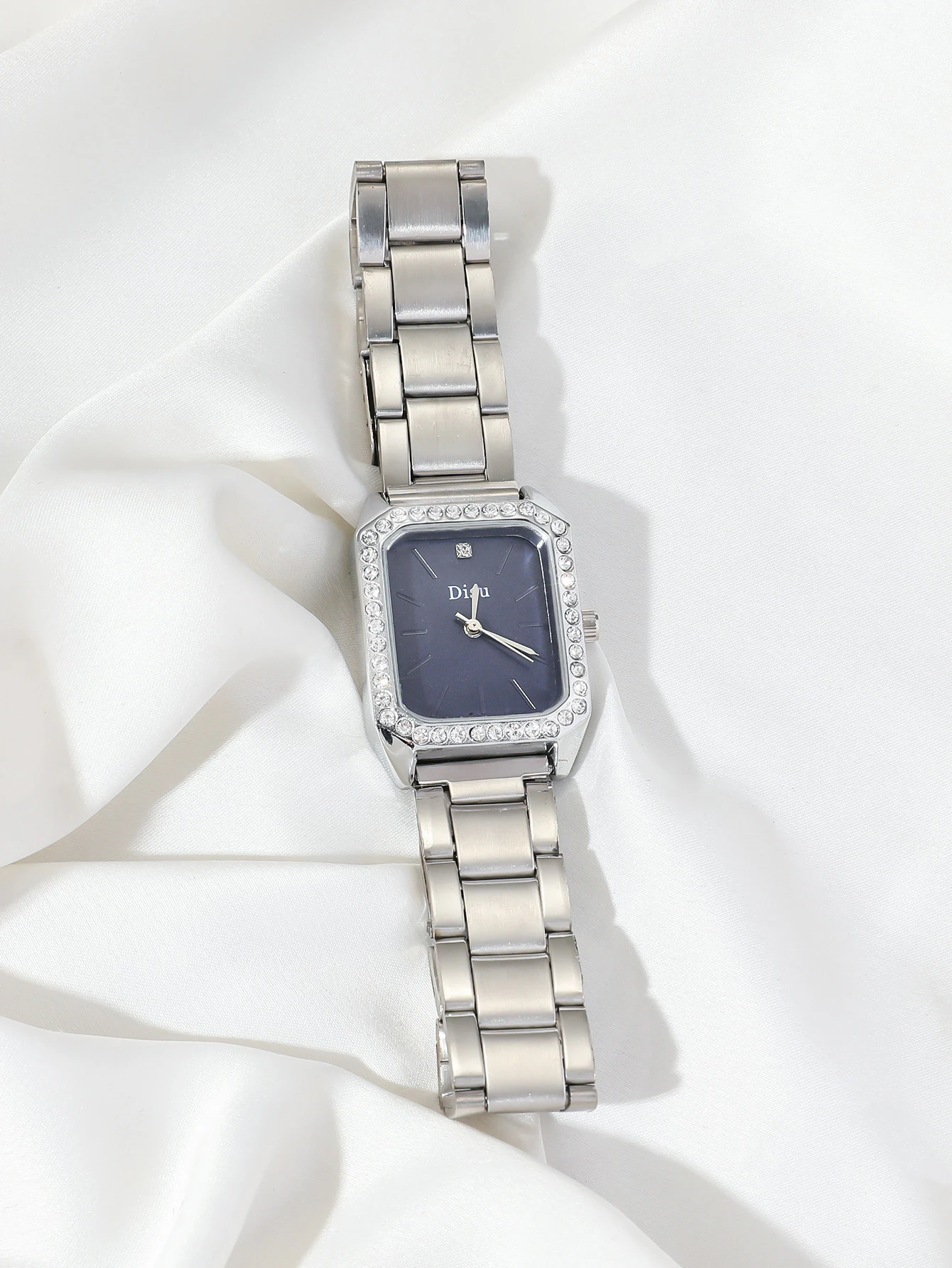 A Women\'s Fashion Classic Stainless Steel Watch With Square Diamond Watch. Can Be Used In Daily Life