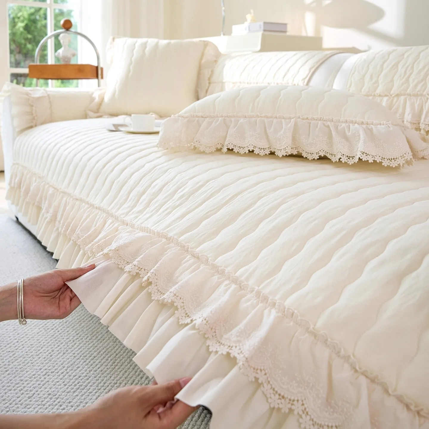 

Кремовый стиль с рюшами на краях, домашний декор, чехол для дивана, матовая ткань, нескользящая подушка для сиденья, чехлы с вертикальной полосой и строчкой