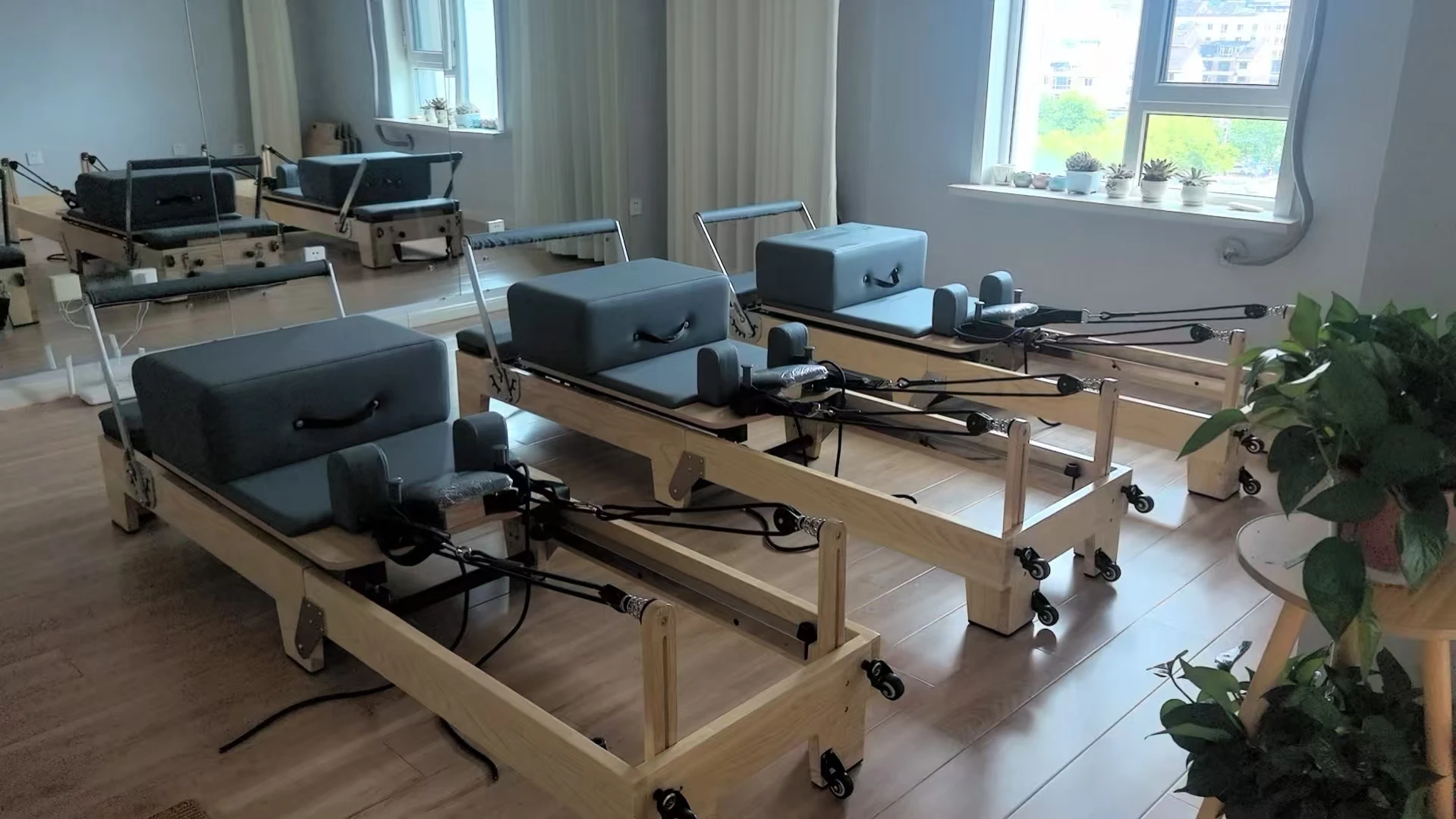 Convenient Hot Selling Plegable Portable Wood Folding Bed Foldable Machine Home Pilates Reformer
