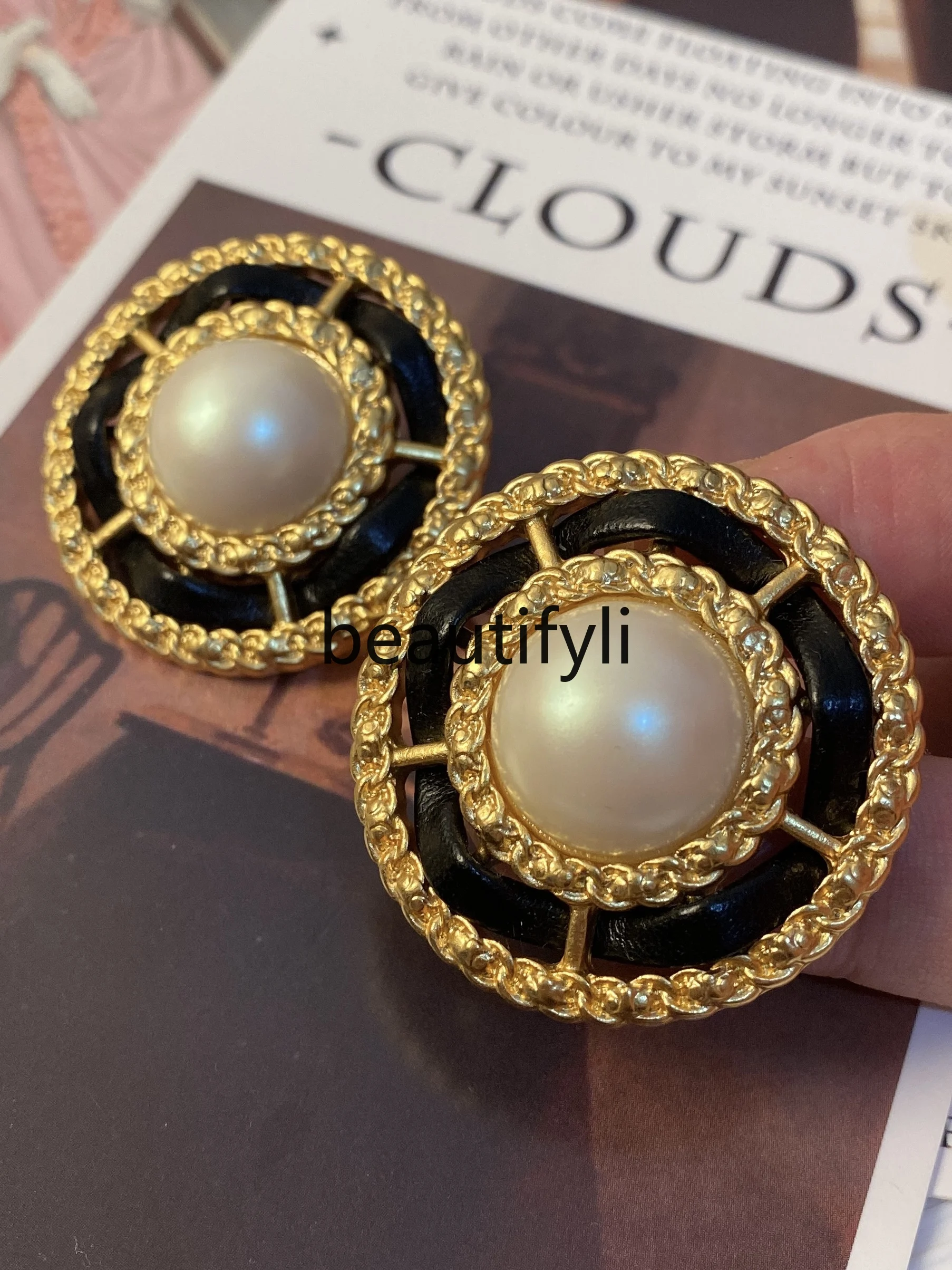 Light Luxury Retro Earrings Earclips Medieval Small Fragrant Brass Real Gold Stud Earrings